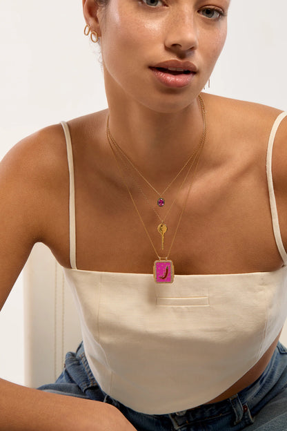 Collier Coolest Key Mya Bay porté en accumulation