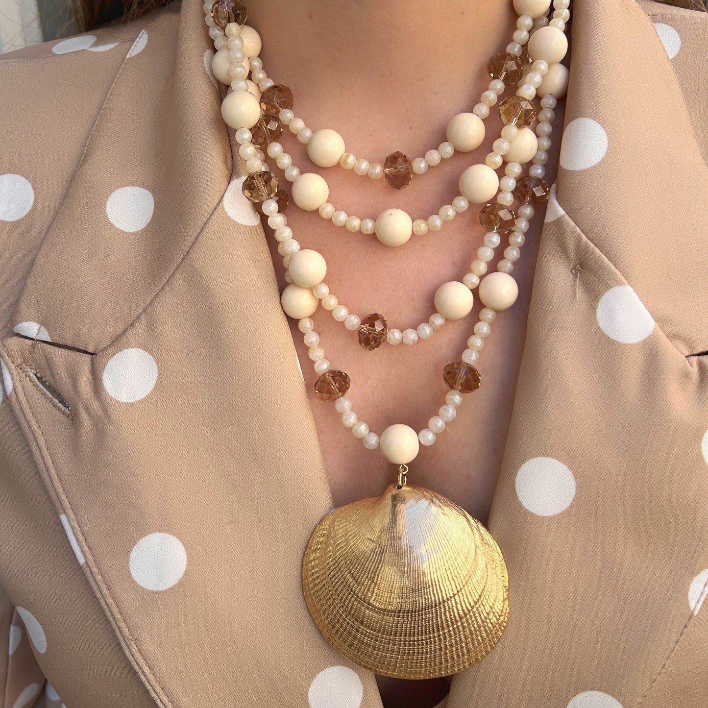 Collier été coquillage doré perles nacrées femme porté