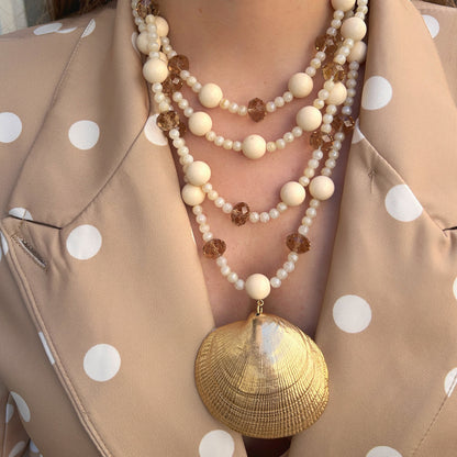 Collier été coquillage doré perles nacrées femme porté