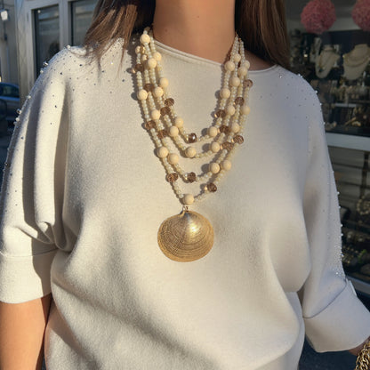 Collier été coquillage doré perles nacrées femme porté