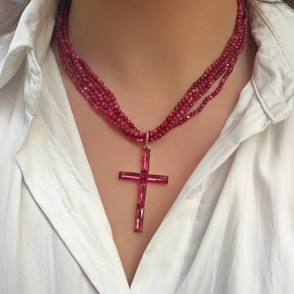 Collier Croix Bordeaux multirangs en perles bordeaux avec pendentif croix en cristaux facettés