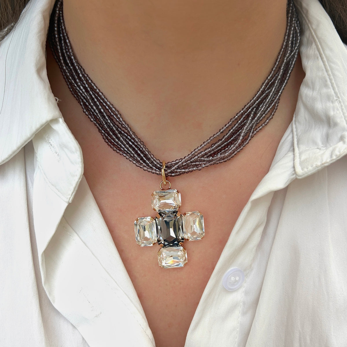 Collier Croix Gris multirangs en perles gris fumé avec pendentif croix en cristaux gris et transparents