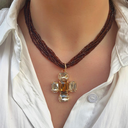 Collier Croix Marron multirangs en perles facettées avec pendentif croix en cristaux marron et champagne