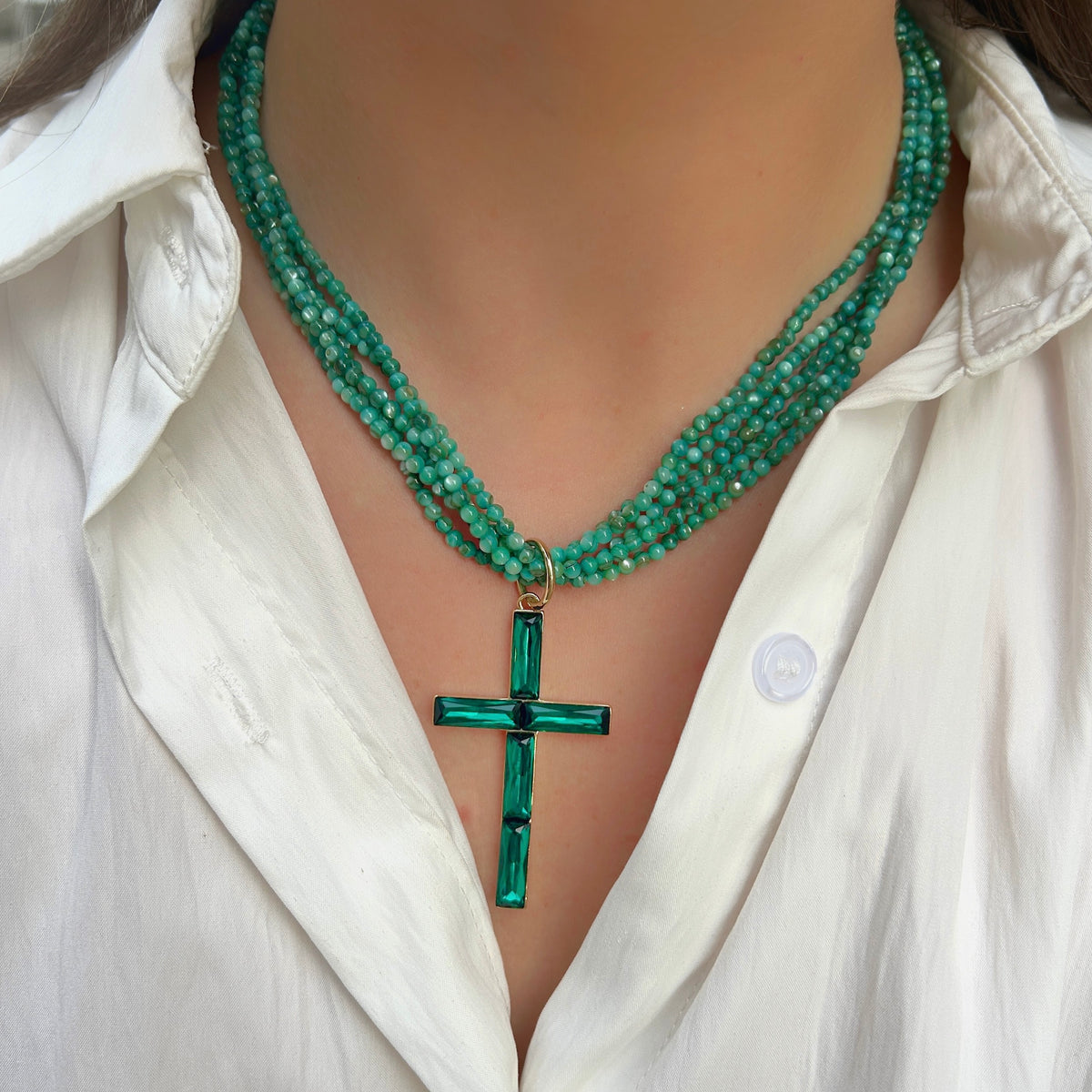 Collier Croix Vert multirangs en perles vertes avec pendentif croix en cristaux
