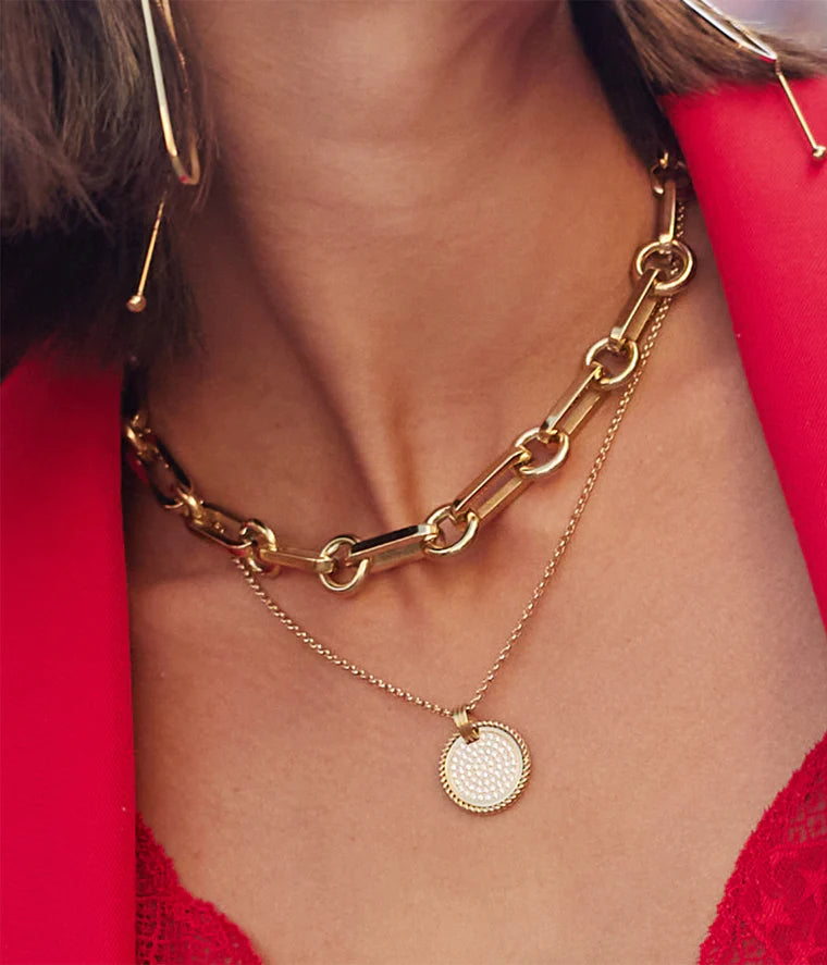 Collier Cyrano Zag porté accumulation colliers dorés Zag