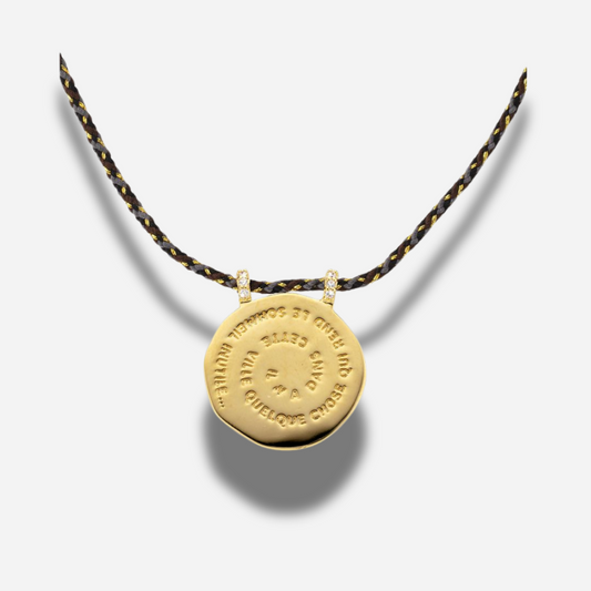 Collier Déclaration Mya Bay doré avec médaillon gravé