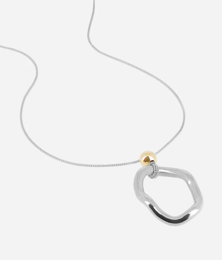 Détail pendentif organique argent et bille dorée collier Doris Zag
