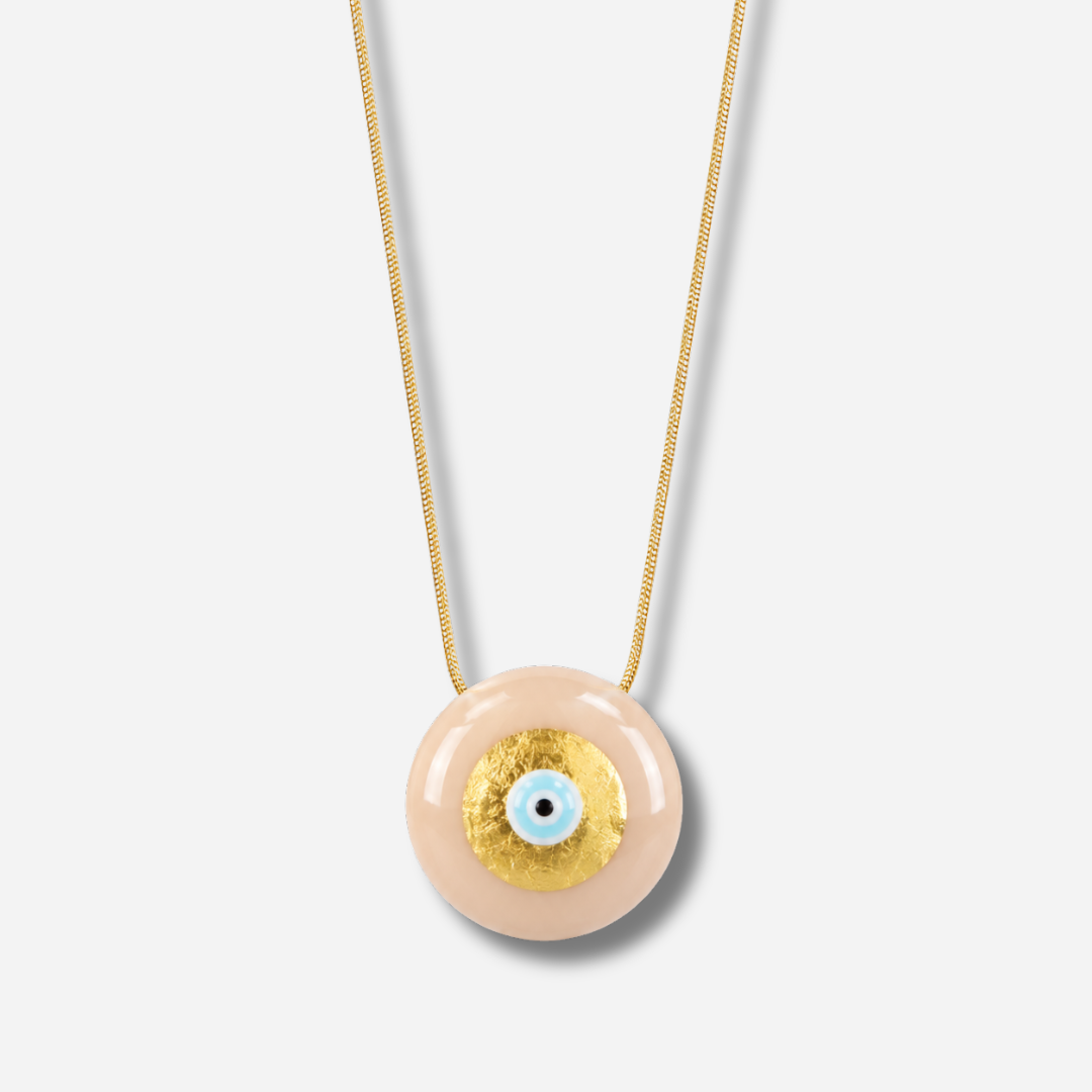 Collier Evil Eye M Beige Sofia Papalexiou avec pendentif rond beige nude de 2,8 cm en laiton émaillé, œil protecteur bleu turquoise et doré