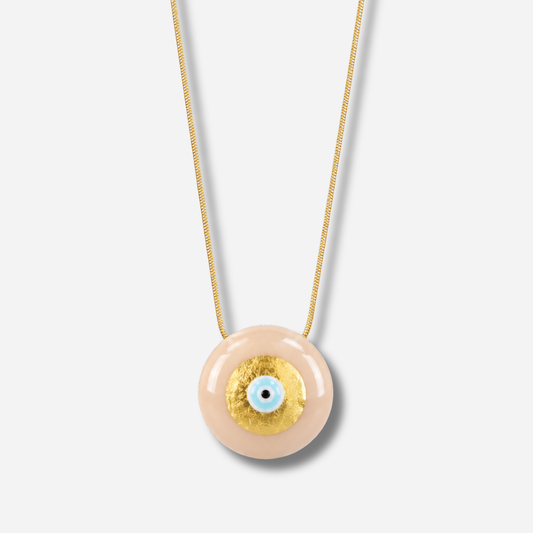 Collier Evil Eye M Beige Sofia Papalexiou avec pendentif rond beige nude de 2,8 cm en laiton émaillé, œil protecteur bleu turquoise et doré