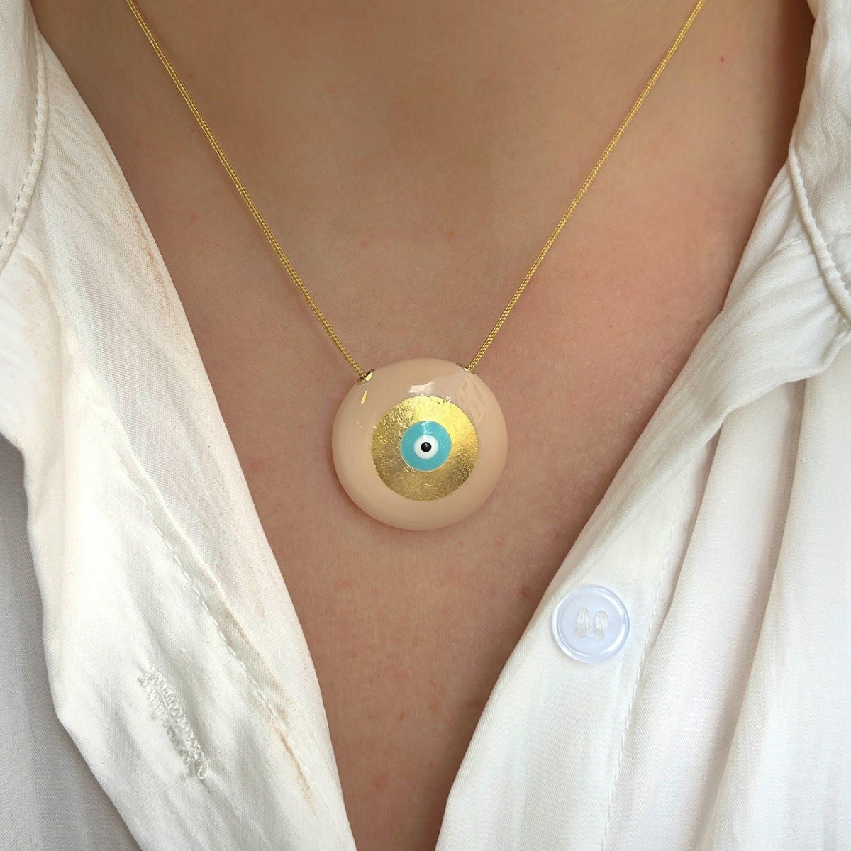Collier Evil Eye M Beige Sofia Papalexiou avec pendentif rond beige nude de 2,8 cm en laiton émaillé, œil protecteur bleu turquoise et doré