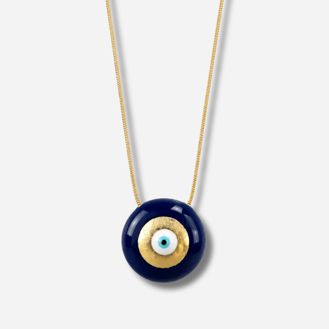 Collier Evil Eye M Bleu Sofia Papalexiou avec pendentif rond bleu roi de 2,8 cm en laiton émaillé, œil protecteur bleu turquoise et détails dorés