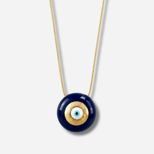Collier Evil Eye M Bleu Sofia Papalexiou avec pendentif rond bleu roi de 2,8 cm en laiton émaillé, œil protecteur bleu turquoise et détails dorés