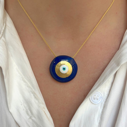 Collier Evil Eye M Bleu Sofia Papalexiou avec pendentif rond bleu roi de 2,8 cm en laiton émaillé, œil protecteur bleu turquoise et détails dorés