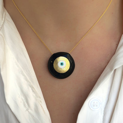 Collier Evil Eye M Noir Sofia Papalexiou avec pendentif rond noir brillant de 2,8 cm en laiton émaillé, œil protecteur bleu turquoise et doré