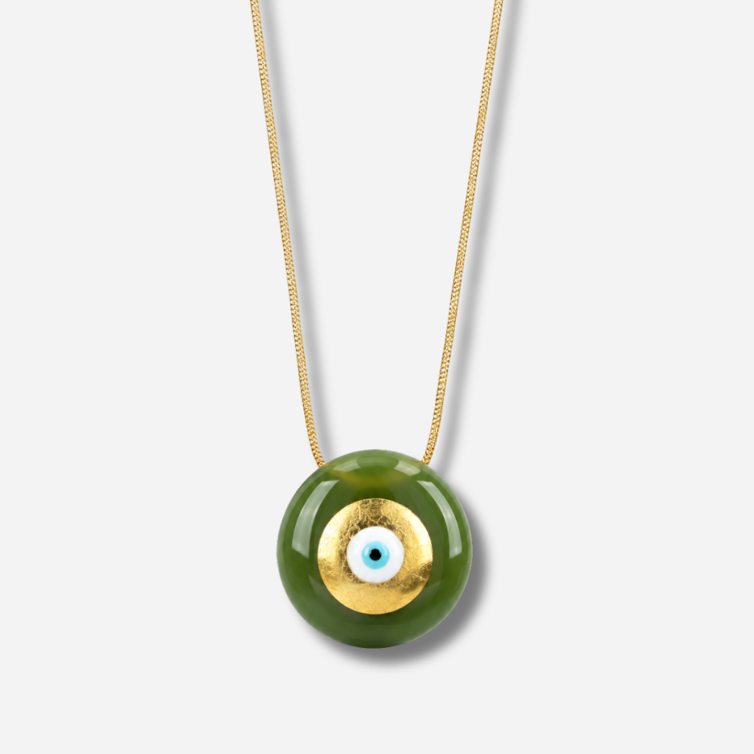 Collier Evil Eye M Vert Clair Sofia Papalexiou avec pendentif rond vert sauge émaillé de 2,8 cm, disque doré et œil protecteur bleu turquoise