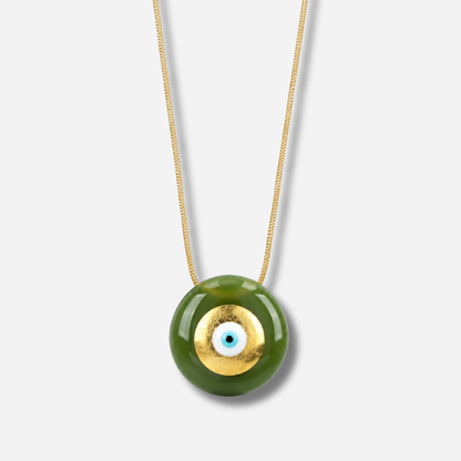 Collier Evil Eye M Vert Clair Sofia Papalexiou avec pendentif rond vert sauge émaillé de 2,8 cm, disque doré et œil protecteur bleu turquoise