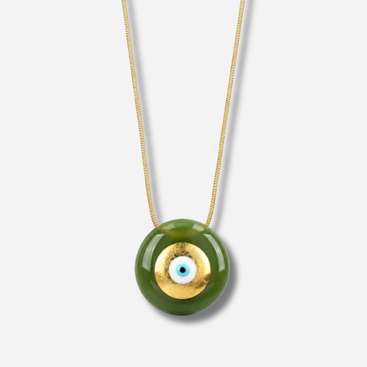 Collier Evil Eye M Vert Clair Sofia Papalexiou avec pendentif rond vert sauge émaillé de 2,8 cm, disque doré et œil protecteur bleu turquoise