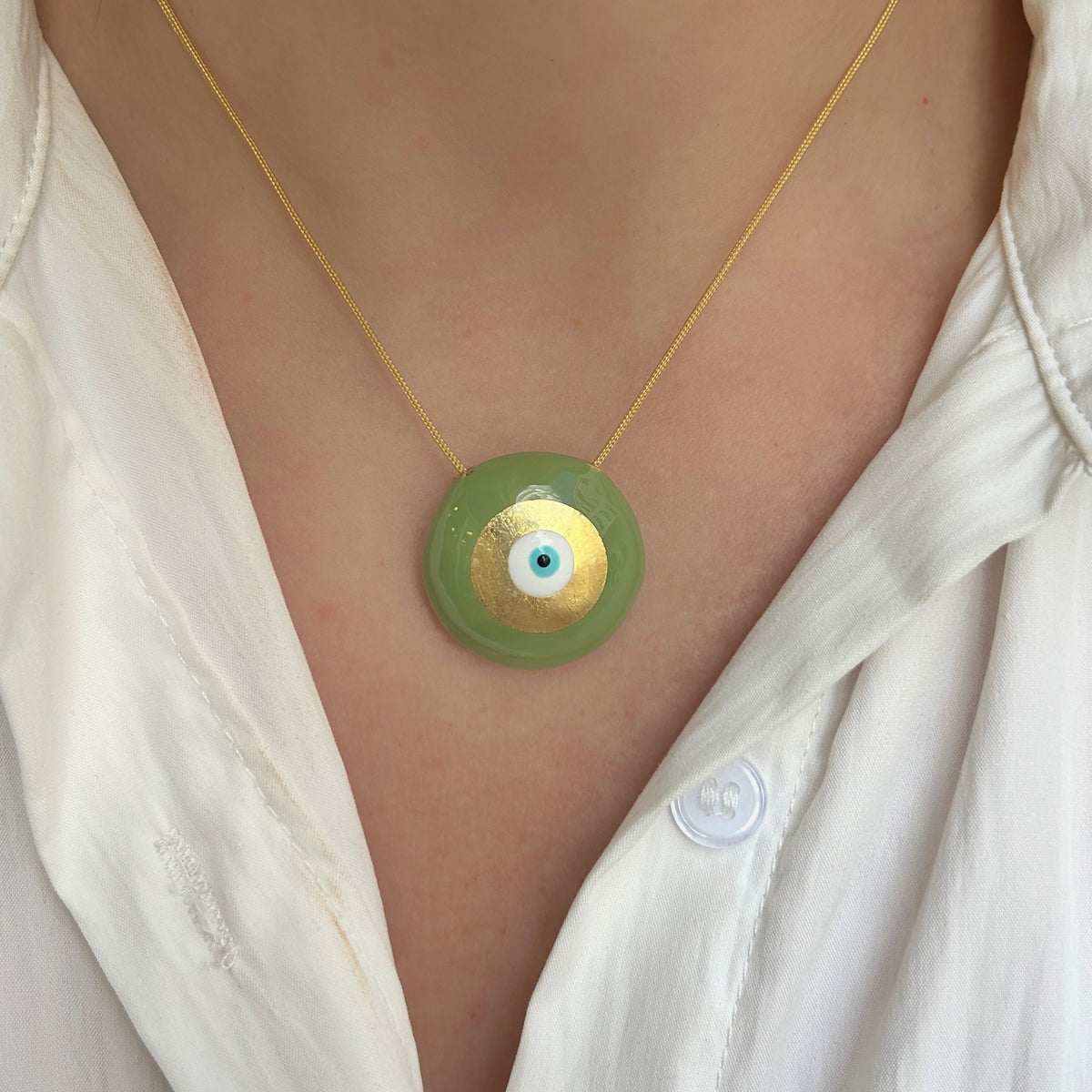 Collier Evil Eye M Vert Clair Sofia Papalexiou avec pendentif rond vert sauge émaillé de 2,8 cm, disque doré et œil protecteur bleu turquoise