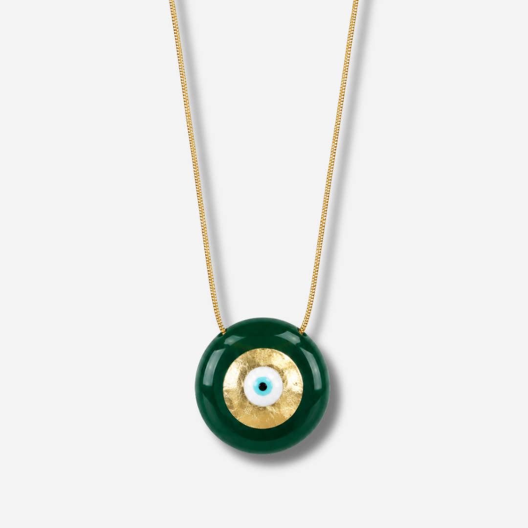 Collier Evil Eye M Vert Sofia Papalexiou avec pendentif rond vert émeraude de 2,8 cm en laiton émaillé, œil protecteur bleu turquoise et doré