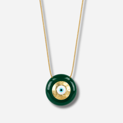 Collier Evil Eye M Vert Sofia Papalexiou avec pendentif rond vert émeraude de 2,8 cm en laiton émaillé, œil protecteur bleu turquoise et doré