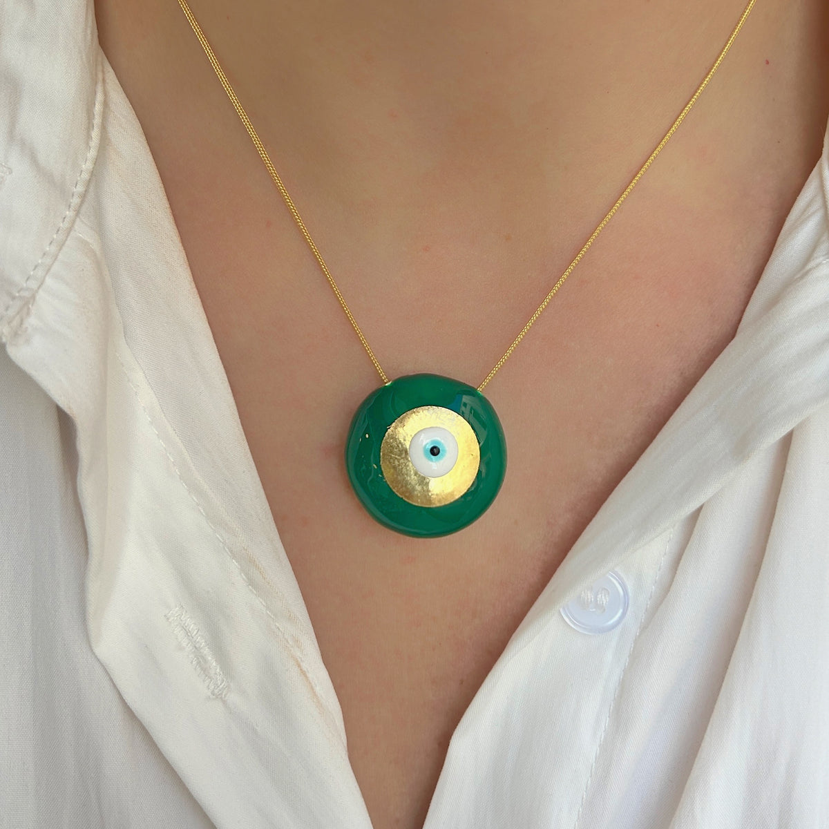 Collier Evil Eye M Vert Sofia Papalexiou avec pendentif rond vert émeraude de 2,8 cm en laiton émaillé, œil protecteur bleu turquoise et doré