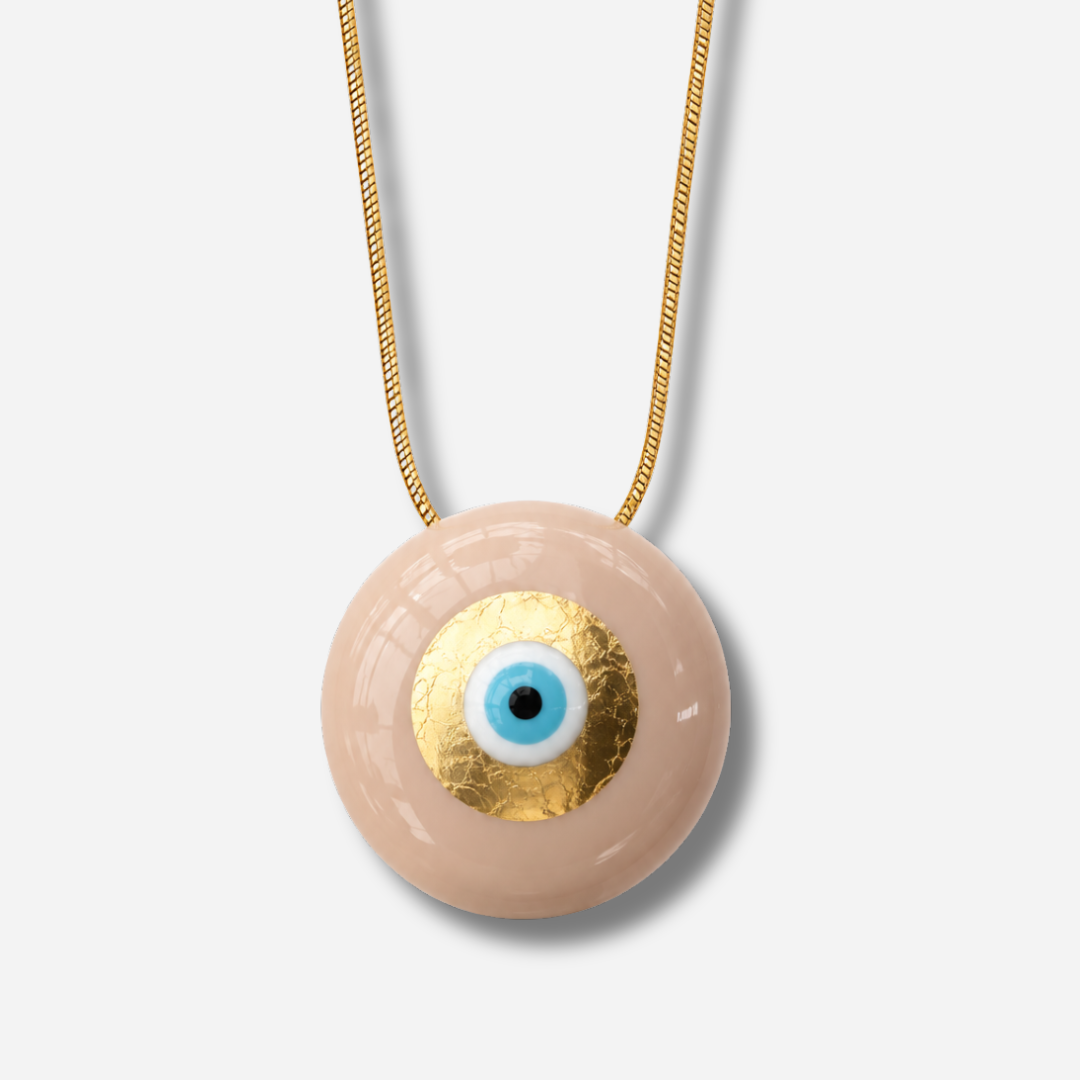 Collier Evil Eye XL Beige Sofia Papalexiou avec grand pendentif rond de 3,5 cm en émail beige nude, feuille dorée et œil grec bleu turquoise