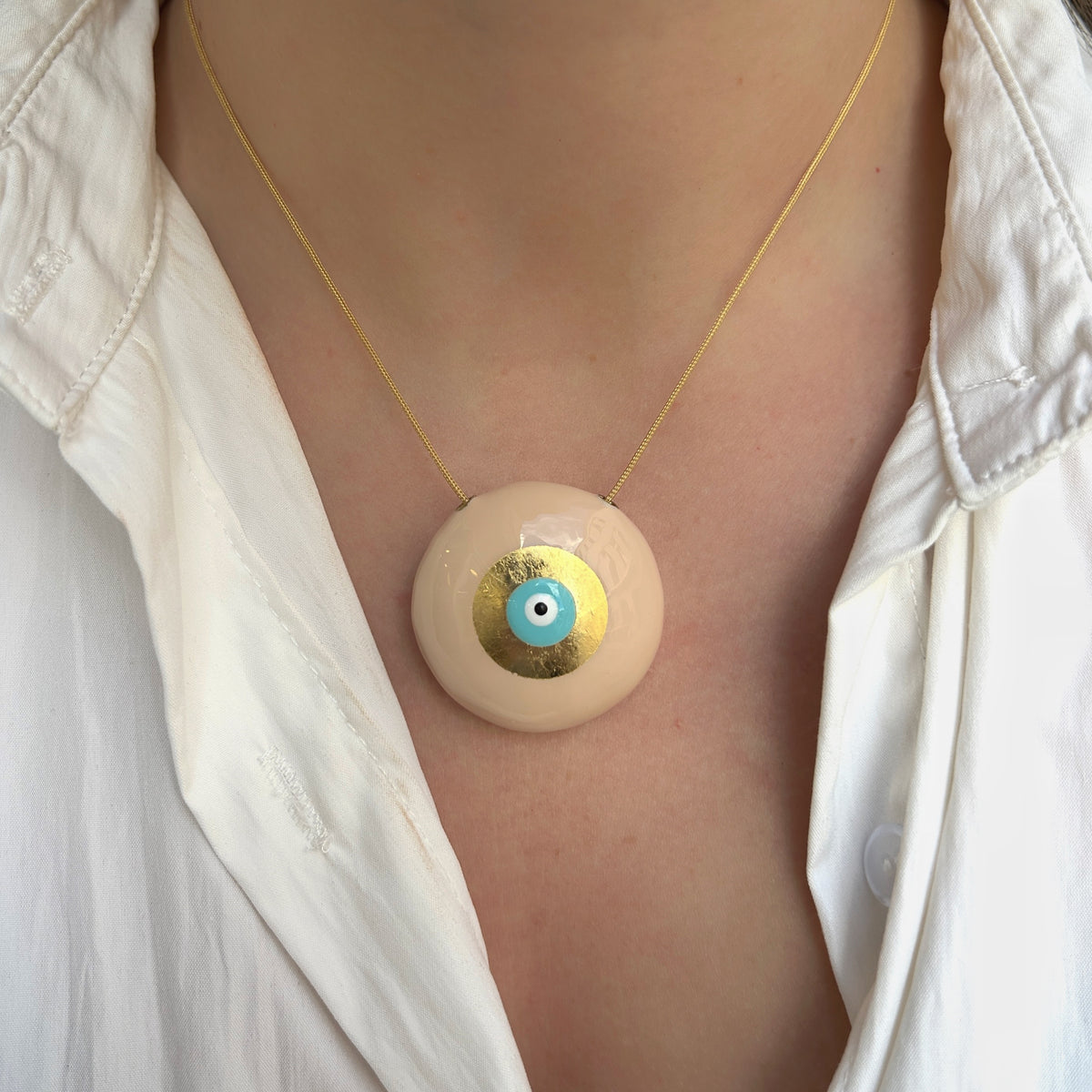 Collier Evil Eye XL Beige Sofia Papalexiou avec grand pendentif rond de 3,5 cm en émail beige nude, feuille dorée et œil grec bleu turquoise