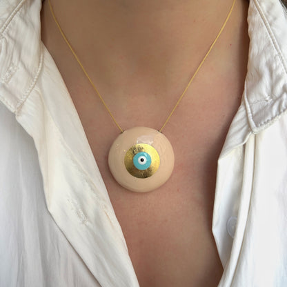 Collier Evil Eye XL Beige Sofia Papalexiou avec grand pendentif rond de 3,5 cm en émail beige nude, feuille dorée et œil grec bleu turquoise