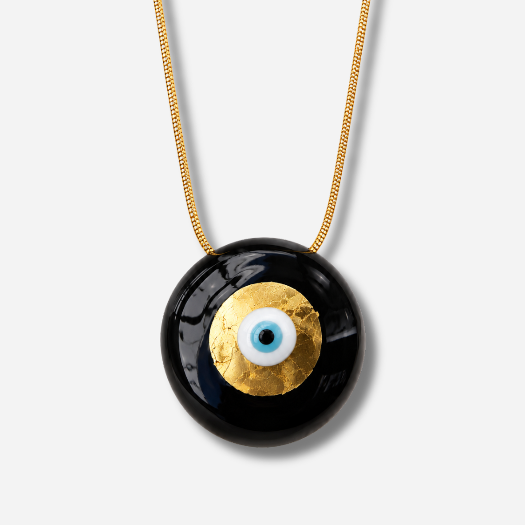 Collier Evil Eye XL Noir Sofia Papalexiou avec grand pendentif rond noir émaillé de 3,5 cm, feuille d'or et œil grec bleu turquoise sur cordon doré