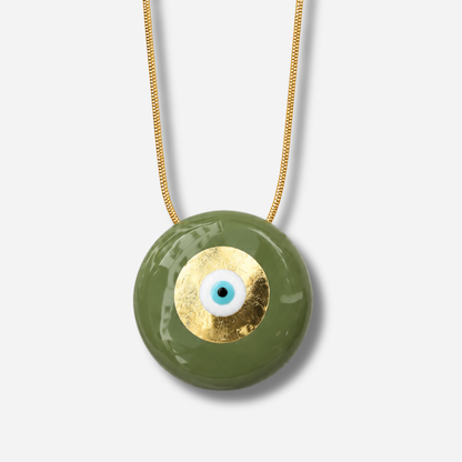 Collier Evil Eye XL Vert Clair Sofia Papalexiou avec grand pendentif rond vert sauge émaillé de 3,5 cm, feuille dorée et œil protecteur bleu turquoise
