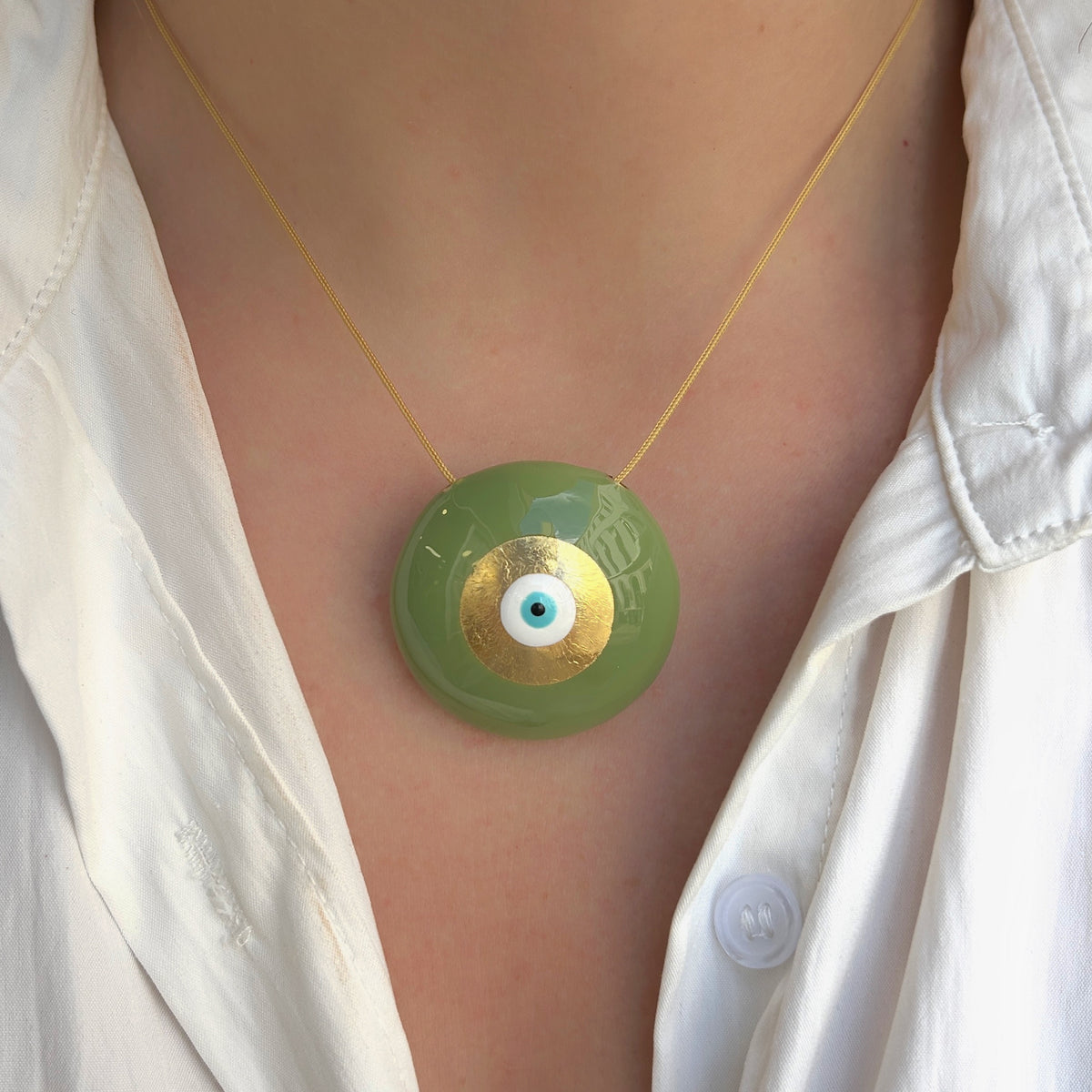 Collier Evil Eye XL Vert Clair Sofia Papalexiou avec grand pendentif rond vert sauge émaillé de 3,5 cm, feuille dorée et œil protecteur bleu turquoise