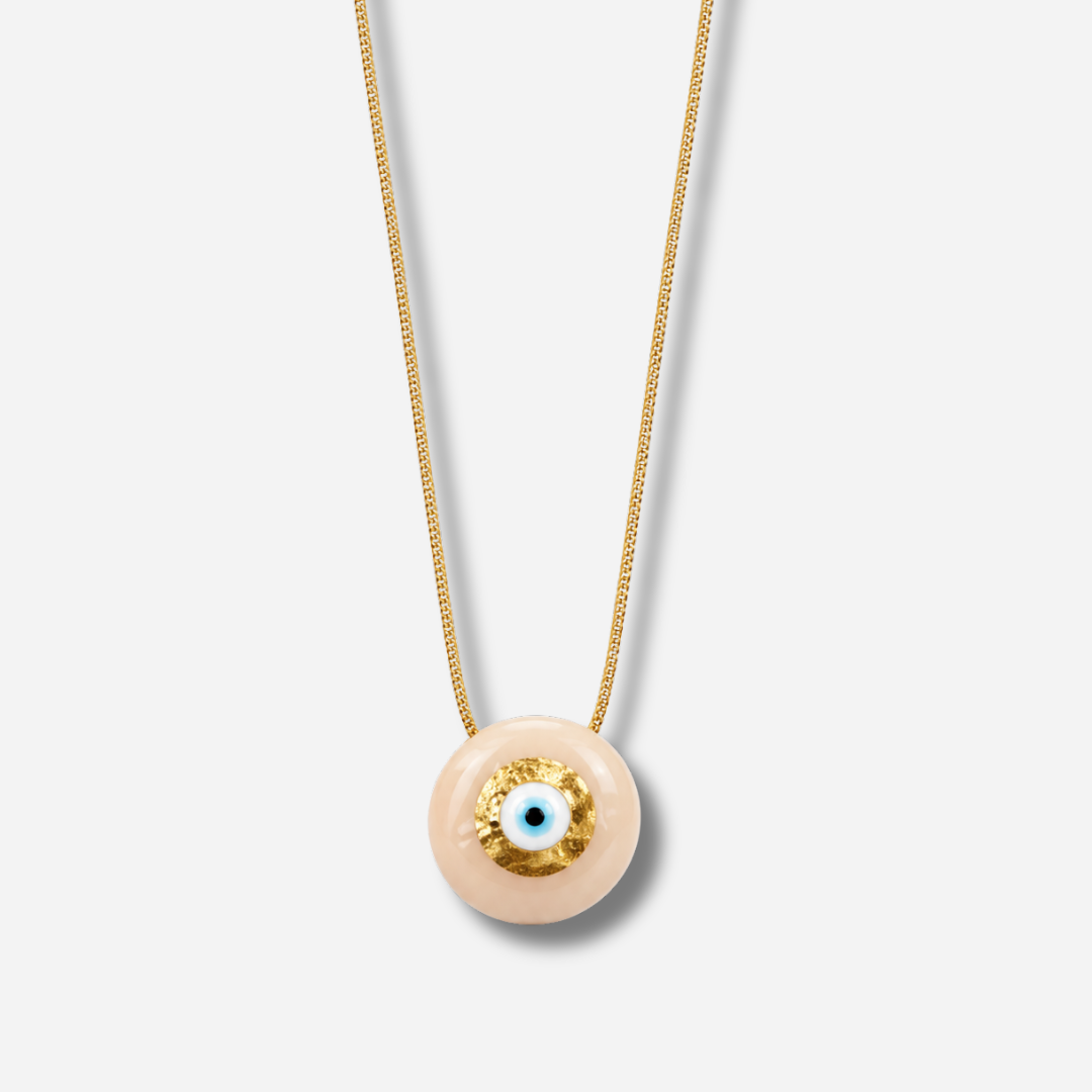 Collier Evil Eye XS Beige Sofia Papalexiou avec pendentif rond beige en laiton émaillé, œil protecteur bleu et doré, cordon réglable en macramé