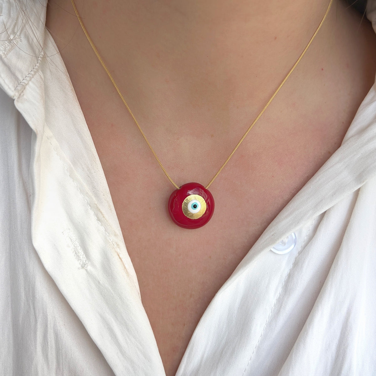 Collier Evil Eye XS Rouge Sofia Papalexiou avec pendentif rond rouge brillant, œil protecteur bleu et doré en laiton émaillé à la main