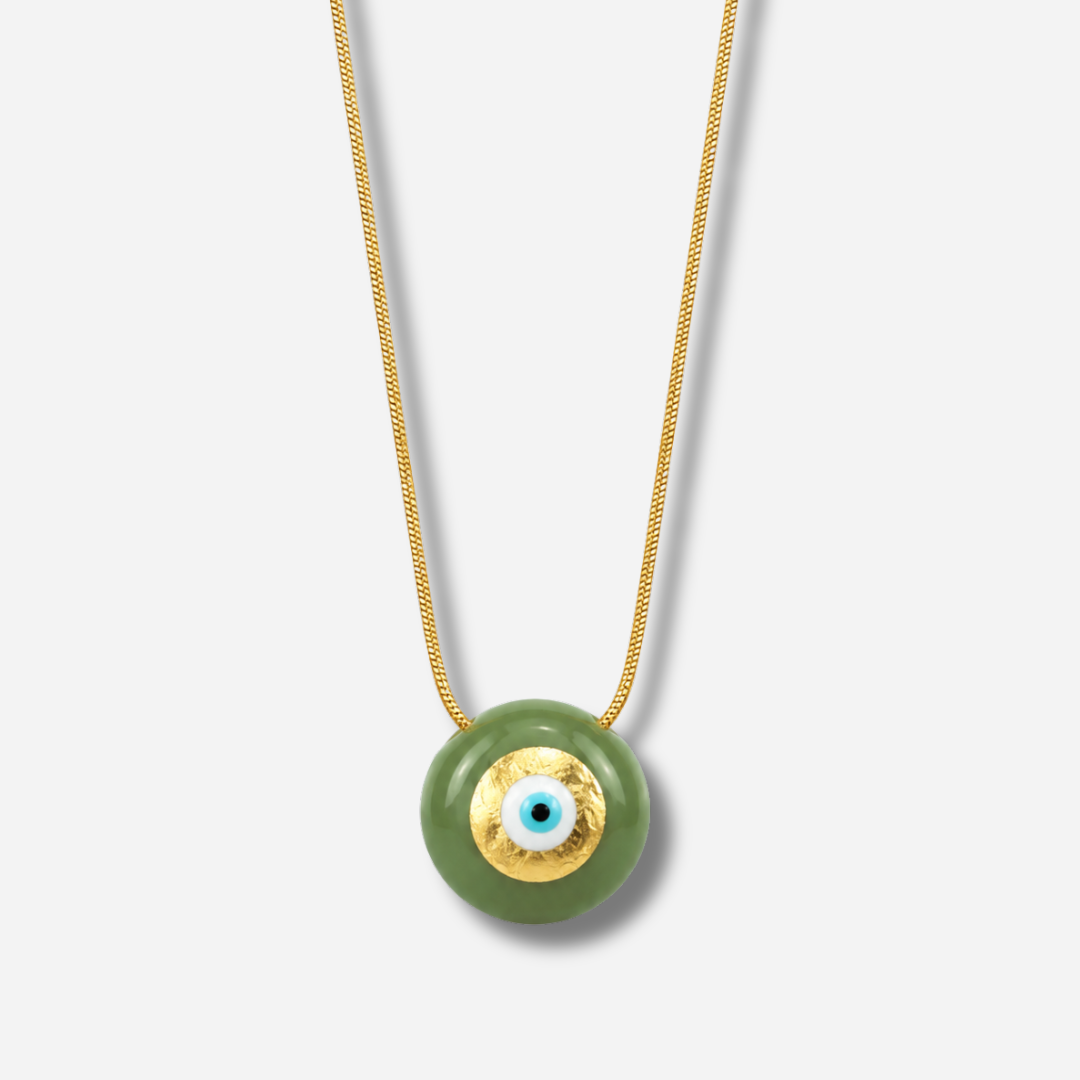 Collier Evil Eye XS Vert Clair Sofia Papalexiou avec pendentif rond vert sauge en laiton émaillé, œil protecteur bleu turquoise et détails dorés