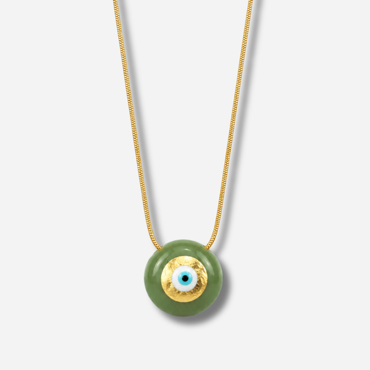 Collier Evil Eye XS Vert Clair Sofia Papalexiou avec pendentif rond vert sauge en laiton émaillé, œil protecteur bleu turquoise et détails dorés