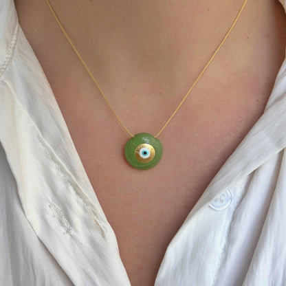 Collier Evil Eye XS Vert Clair Sofia Papalexiou avec pendentif rond vert sauge en laiton émaillé, œil protecteur bleu turquoise et détails dorés