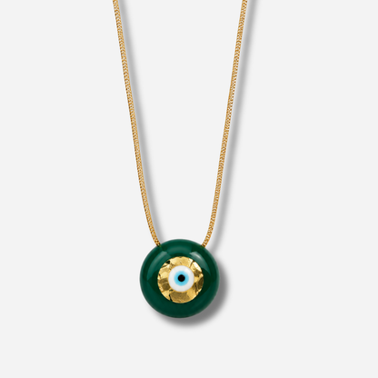 Collier Evil Eye XS Vert Sofia Papalexiou avec pendentif rond vert émeraude en laiton émaillé, œil protecteur bleu turquoise et détails dorés