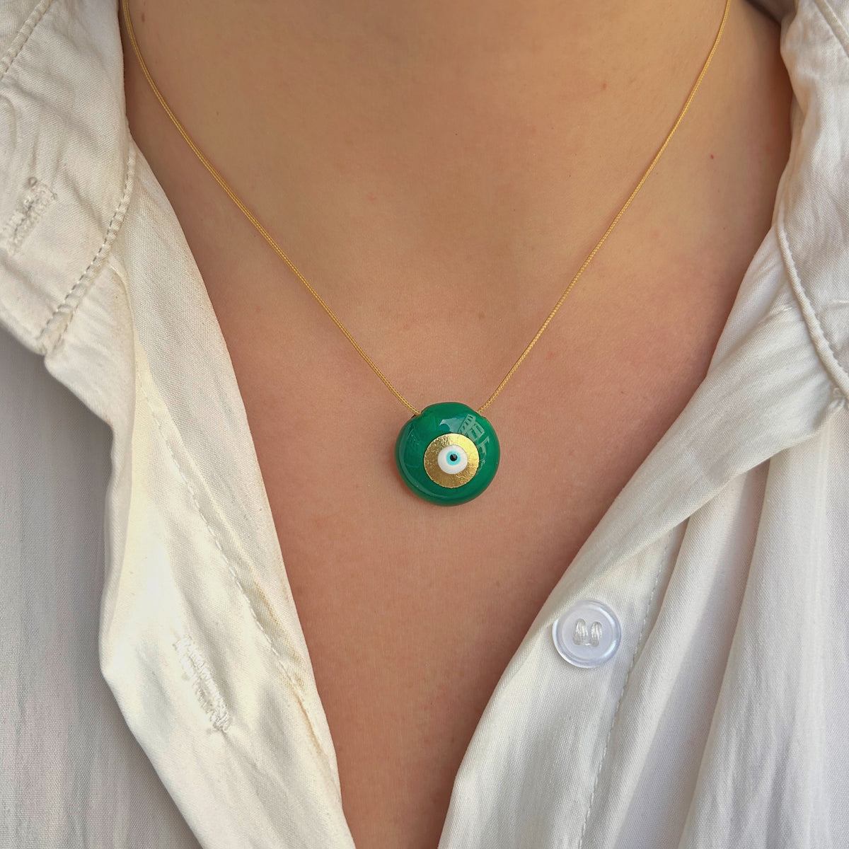 Collier Evil Eye XS Vert Sofia Papalexiou avec pendentif rond vert émeraude en laiton émaillé, œil protecteur bleu turquoise et détails dorés