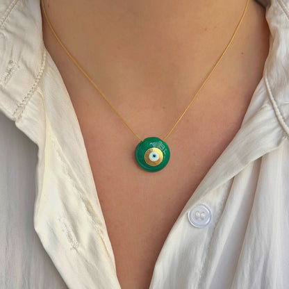 Collier Evil Eye XS Vert Sofia Papalexiou avec pendentif rond vert émeraude en laiton émaillé, œil protecteur bleu turquoise et détails dorés