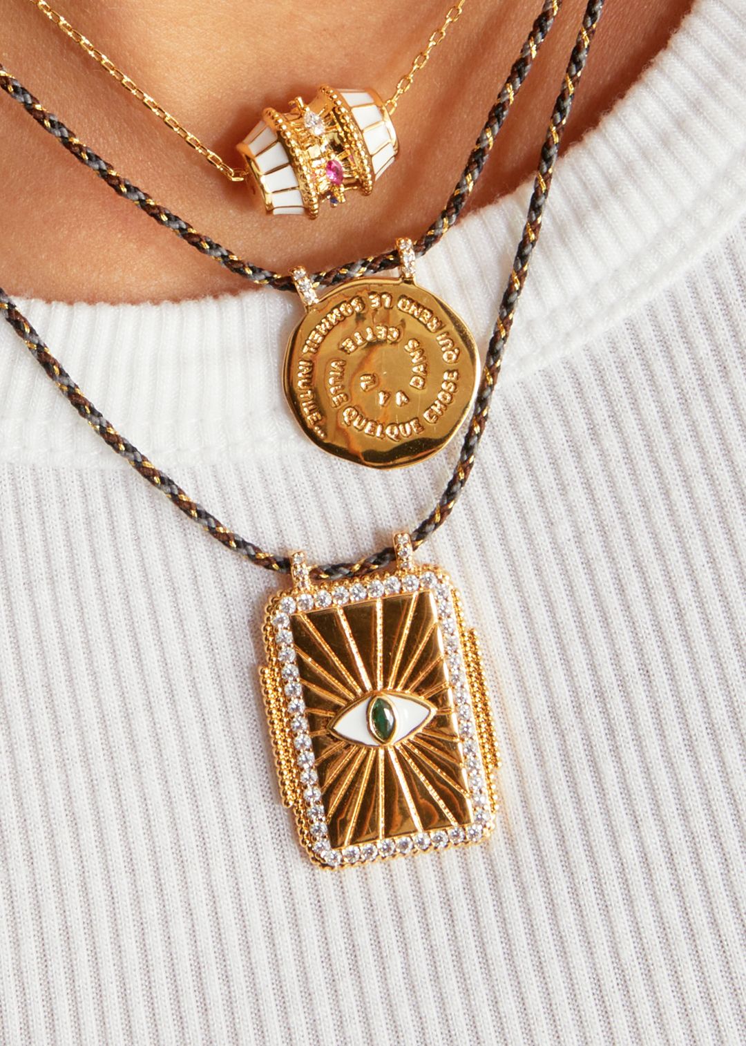Collier Eye Bohème Mya Bay porté en accumulation