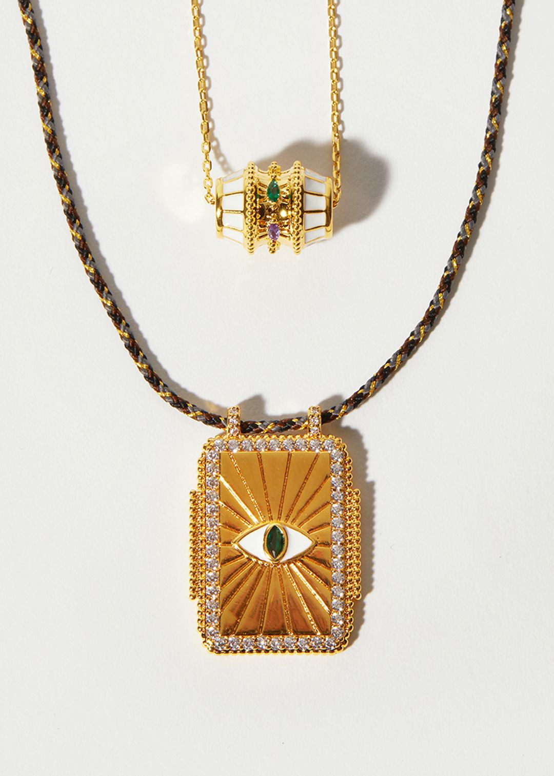 Collier Eye Bohème Mya Bay porté au cou
