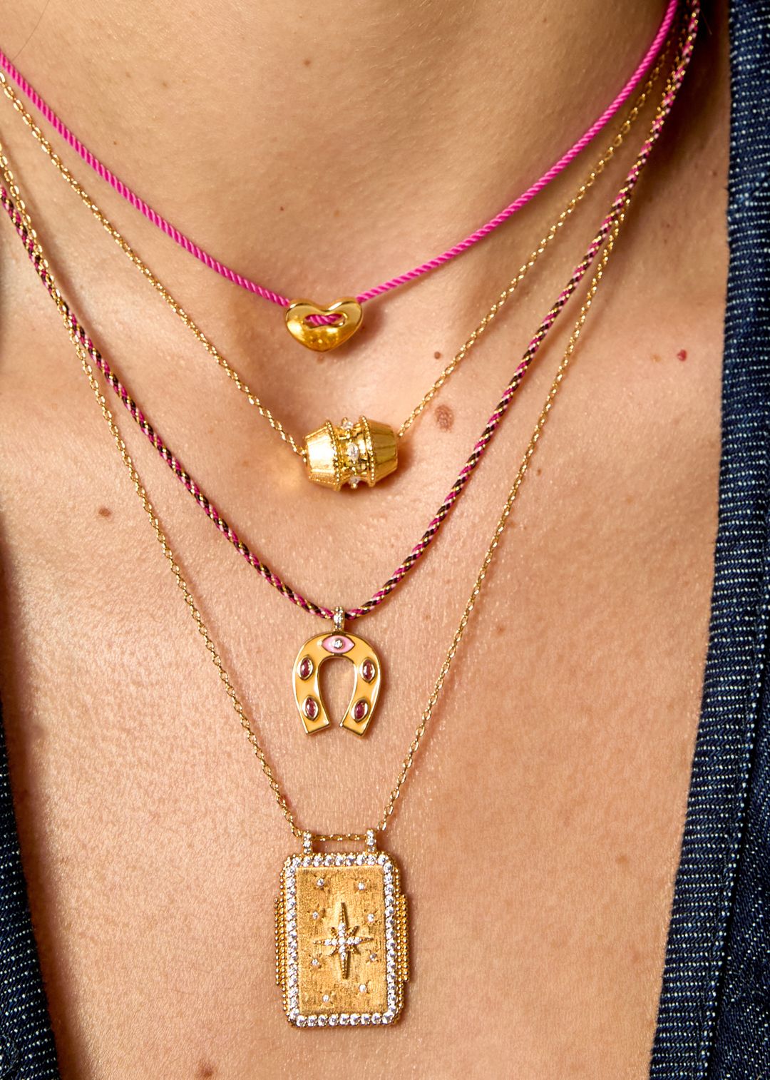 Collier Fuchsia Corazon Mya Bay porté en accumulation