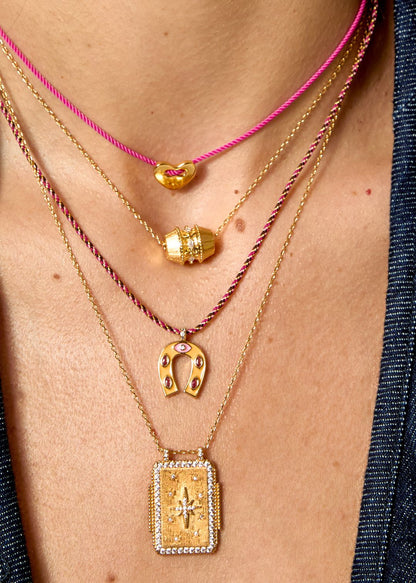 Collier Fuchsia Corazon Mya Bay porté en accumulation