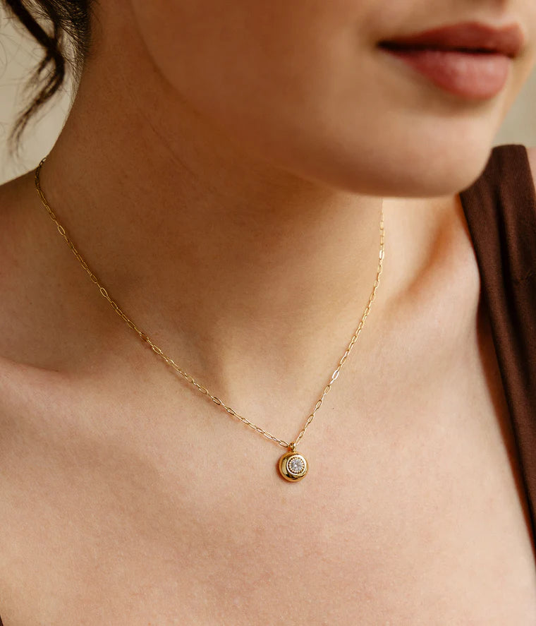 Détail du pendentif rond strass du collier Galdo Zag