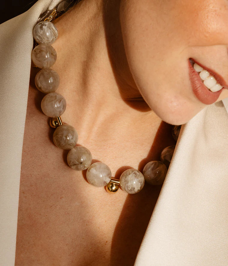 Collier Godella Zag porté autour du cou
