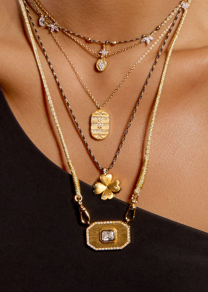 Collier Gold Yucatan Mya Bay porté en accumulation