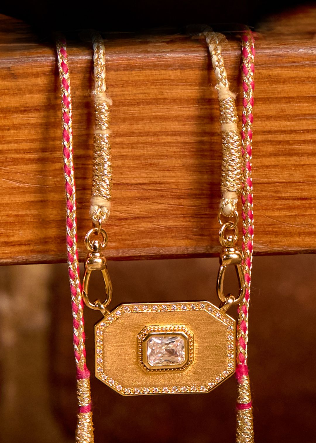 Détail du pendentif géométrique Gold Yucatan Mya Bay