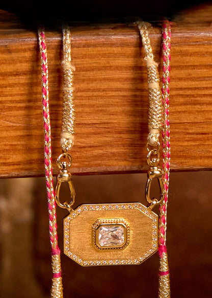 Détail du pendentif géométrique Gold Yucatan Mya Bay