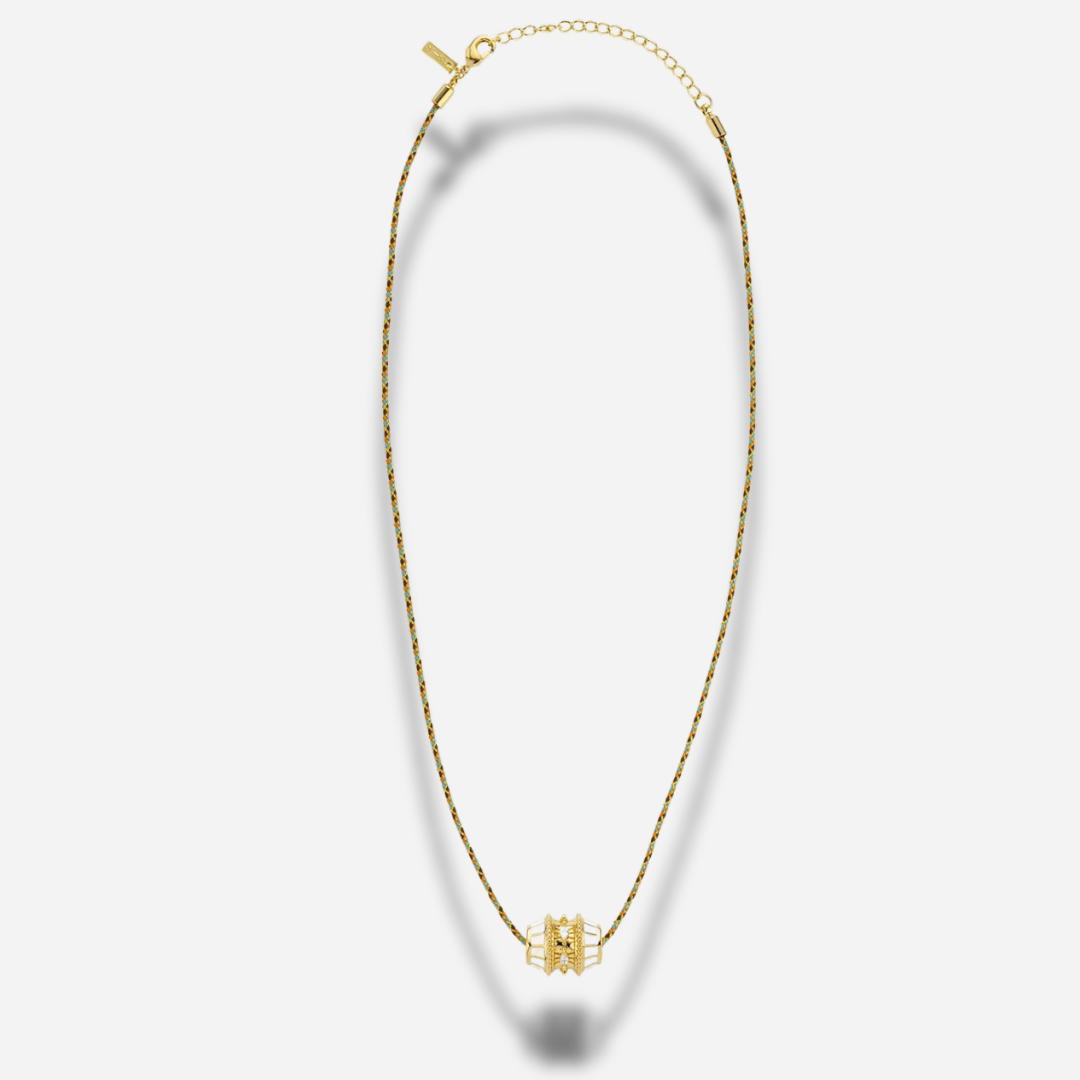 Détail du pendentif talisman Ivory Mya Bay
