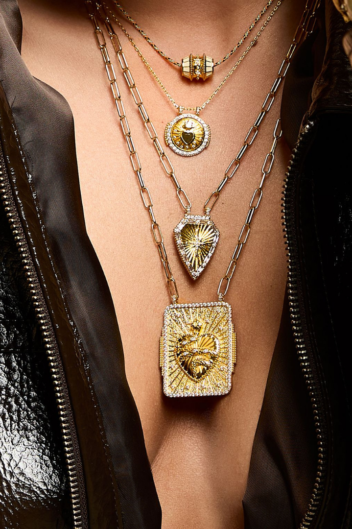 Collier Ivory Talisman Mya Bay porté en accumulation